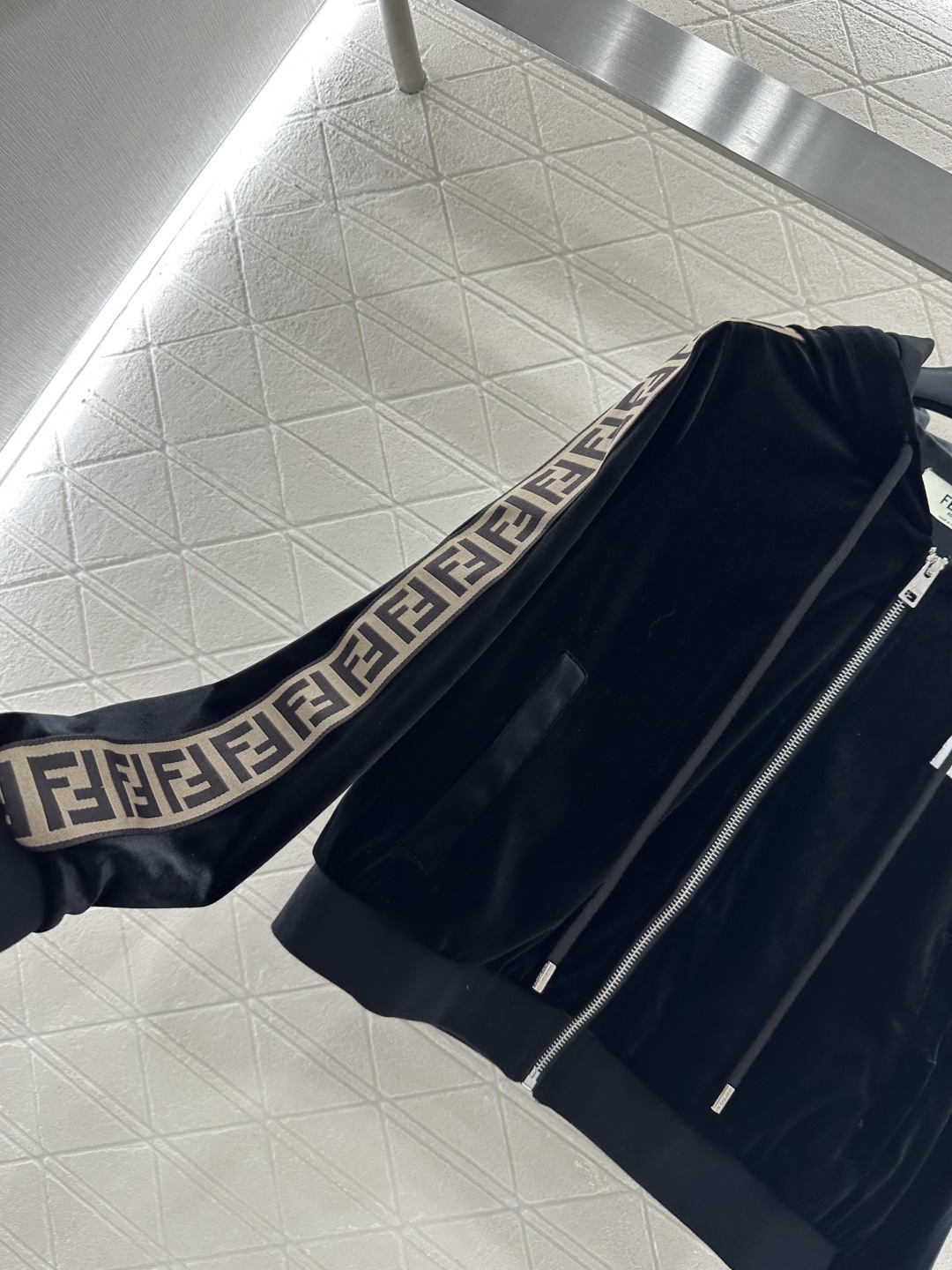 ♥Fend*♥2025新品上架 连帽外套阔腿长裤套装定制YB进口丝绒材质 质感光泽 垂顺舒适 连帽抽绳拉