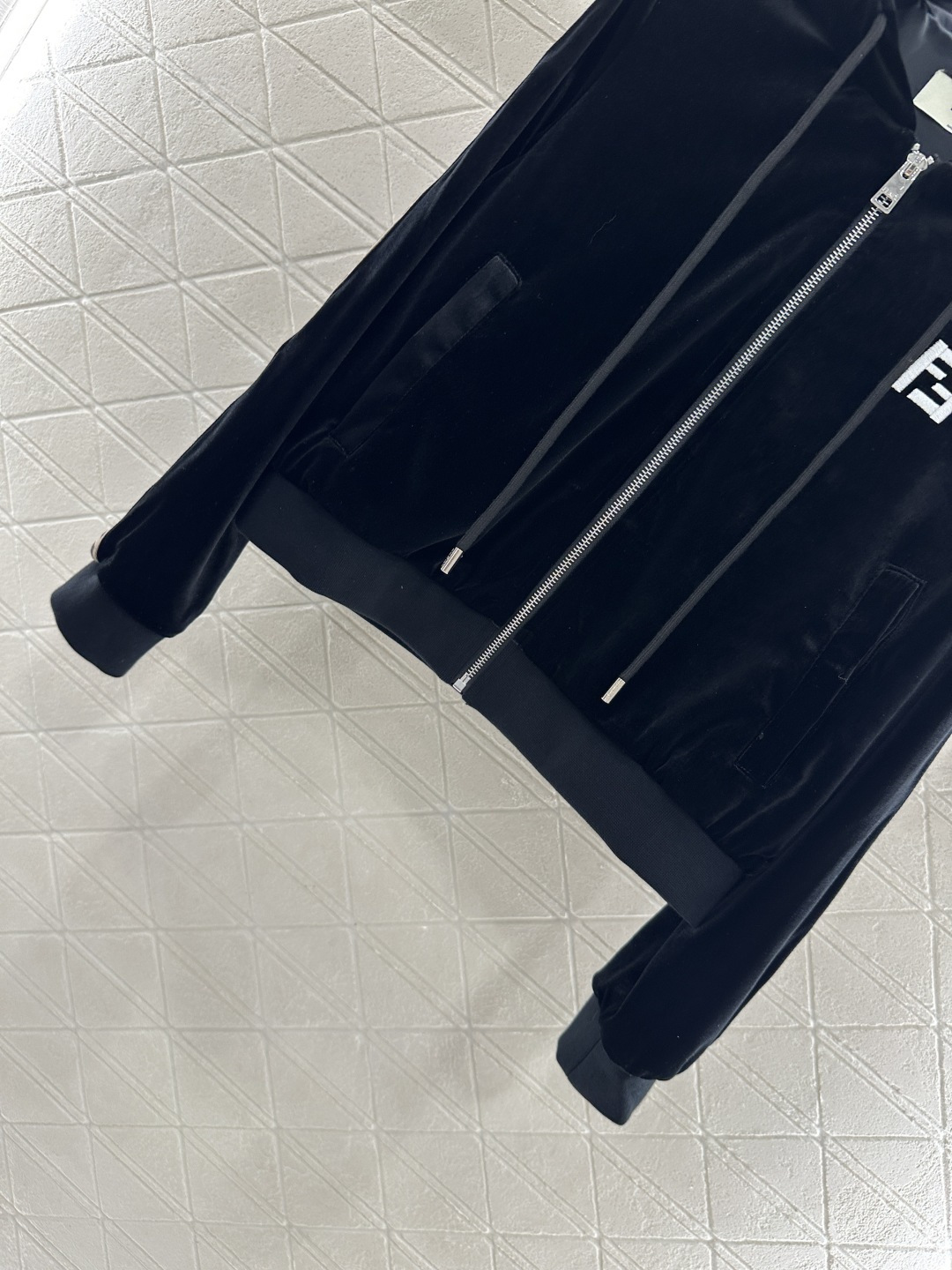 ♥Fend*♥2025新品上架 连帽外套阔腿长裤套装定制YB进口丝绒材质 质感光泽 垂顺舒适 连帽抽绳拉