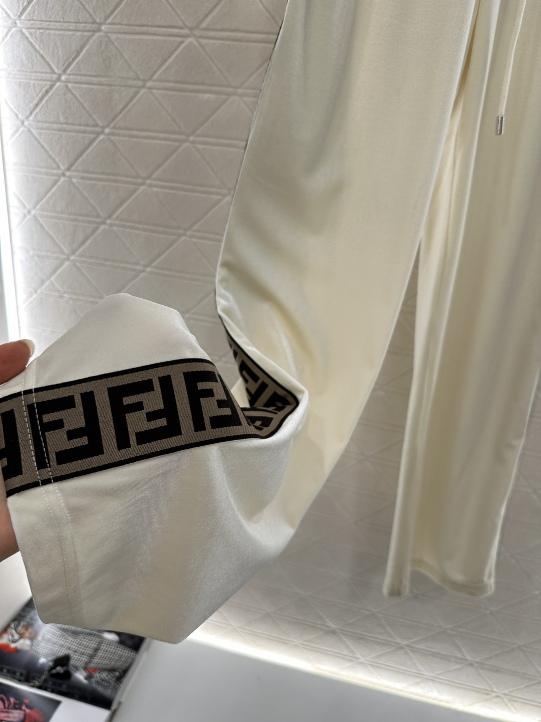 ♥Fend*♥2025新品上架 连帽外套阔腿长裤套装定制YB进口丝绒材质 质感光泽 垂顺舒适 连帽抽绳拉