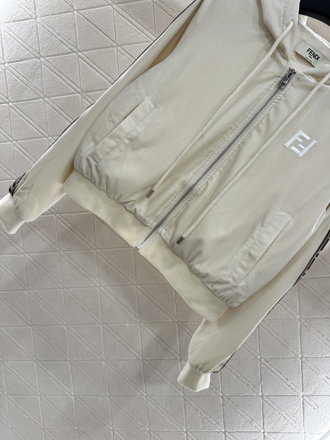 ♥Fend*♥2025新品上架 连帽外套阔腿长裤套装定制YB进口丝绒材质 质感光泽 垂顺舒适 连帽抽绳拉