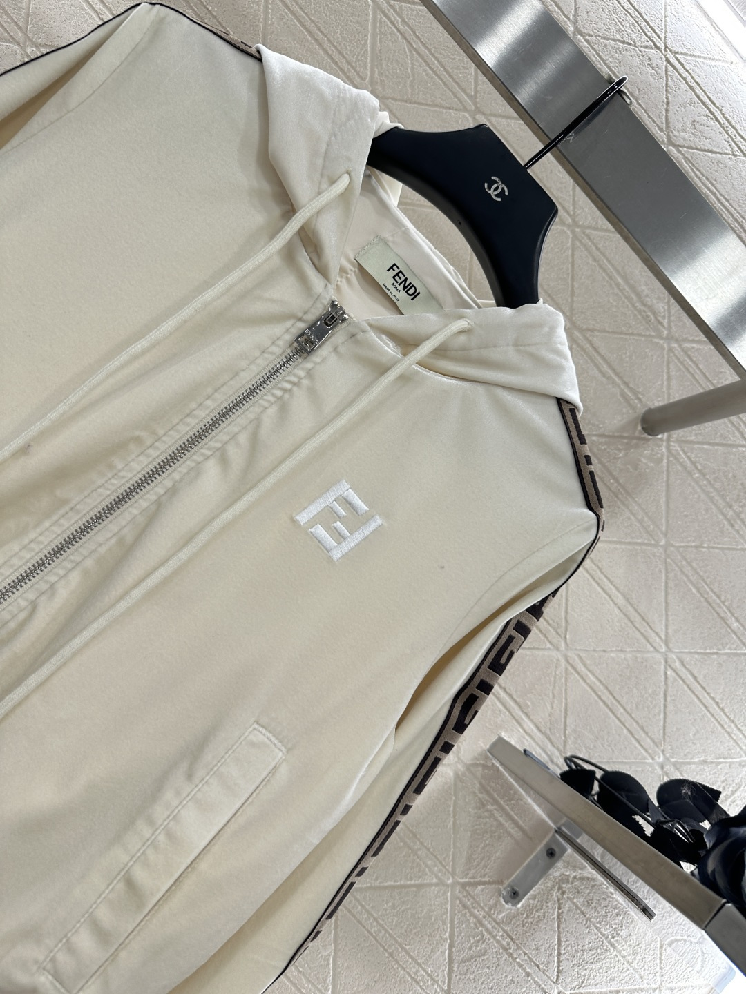 ♥Fend*♥2025新品上架 连帽外套阔腿长裤套装定制YB进口丝绒材质 质感光泽 垂顺舒适 连帽抽绳拉