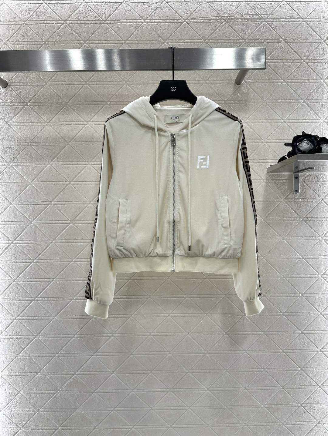 ♥Fend*♥2025新品上架 连帽外套阔腿长裤套装定制YB进口丝绒材质 质感光泽 垂顺舒适 连帽抽绳拉