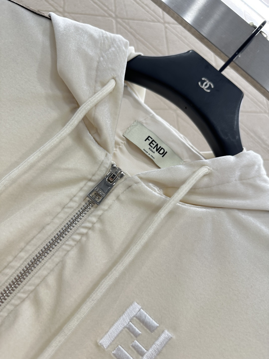 ♥Fend*♥2025新品上架 连帽外套阔腿长裤套装定制YB进口丝绒材质 质感光泽 垂顺舒适 连帽抽绳拉