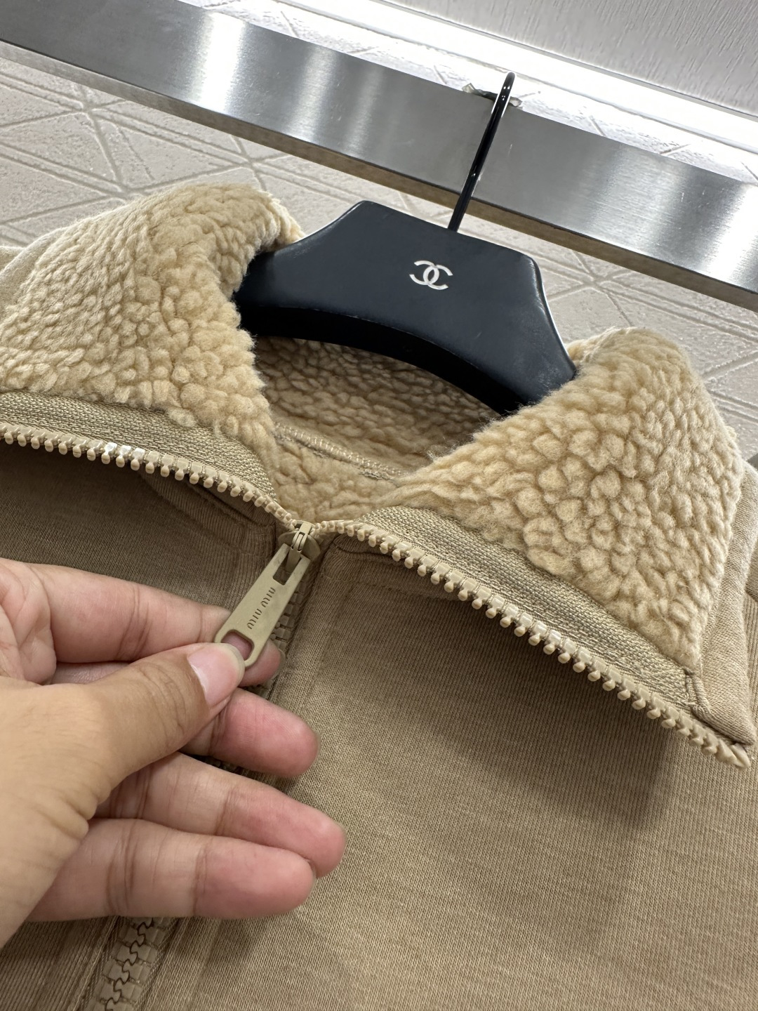 ♥Miumi♥2025新品上架 泰迪毛绒拉链外套外层初剪羊毛材质 内里延伸至翻领 饰以泰迪毛绒材质 质感