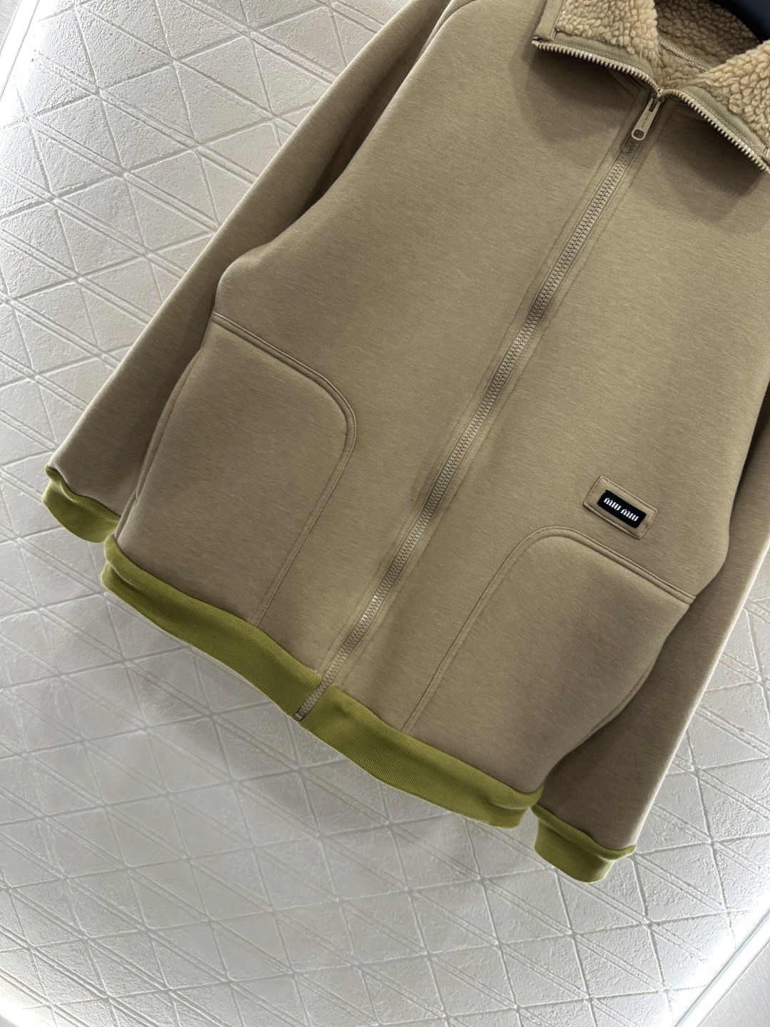 ♥Miumi♥2025新品上架 泰迪毛绒拉链外套外层初剪羊毛材质 内里延伸至翻领 饰以泰迪毛绒材质 质感