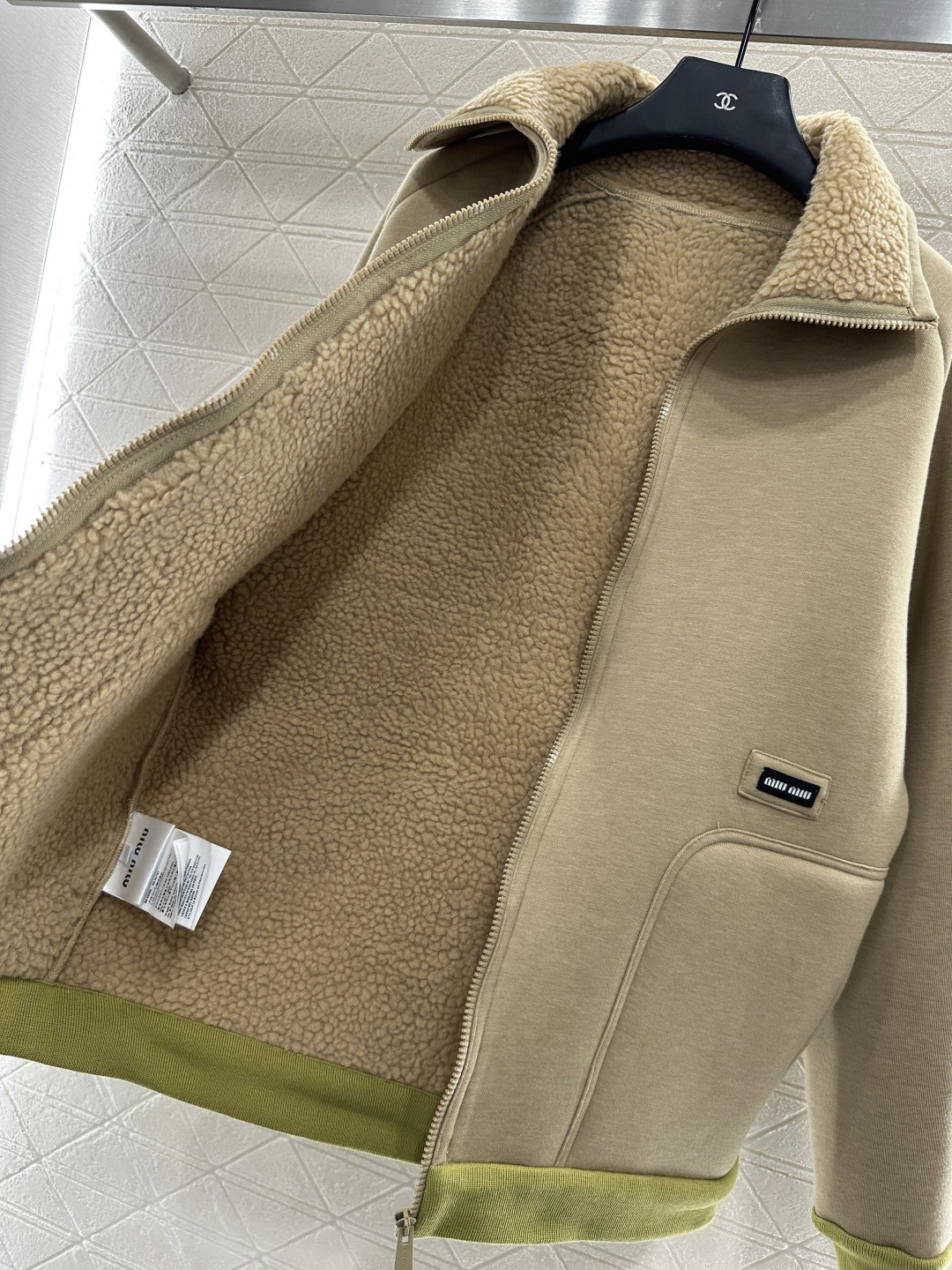 ♥Miumi♥2025新品上架 泰迪毛绒拉链外套外层初剪羊毛材质 内里延伸至翻领 饰以泰迪毛绒材质 质感