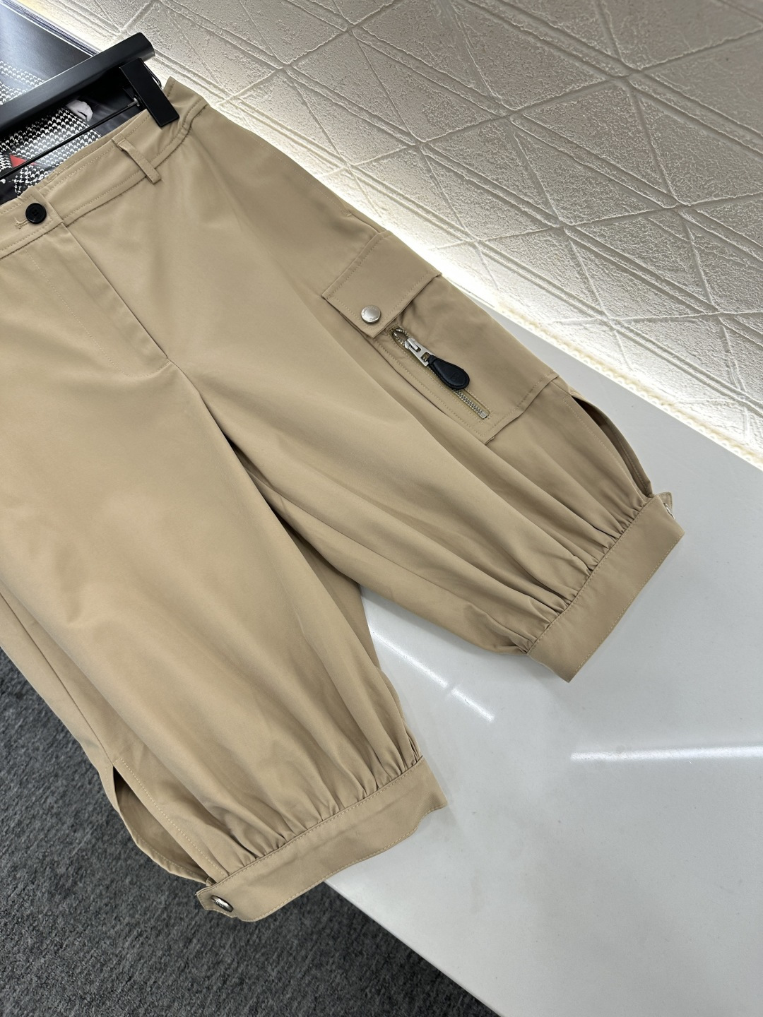 ♥Dio*♥2025新品上架 口袋休闲中裤定制YB斜纹全棉材质 质感细腻 穿搭舒适 高腰束脚中裤版型 恰