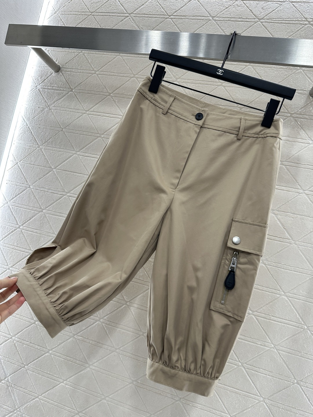 ♥Dio*♥2025新品上架 口袋休闲中裤定制YB斜纹全棉材质 质感细腻 穿搭舒适 高腰束脚中裤版型 恰