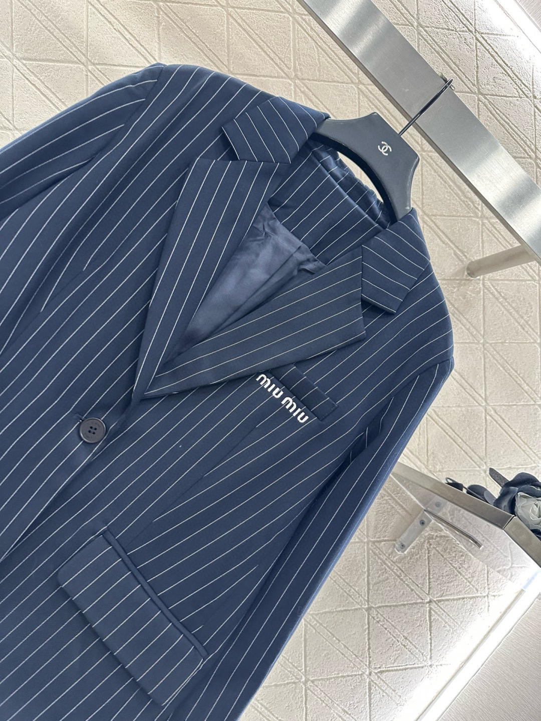 ♥Miumi*♥2025新品上架 廓形条纹西装外套长裤套装定制YB进口材质 质感光泽高级 垂顺有型 正肩