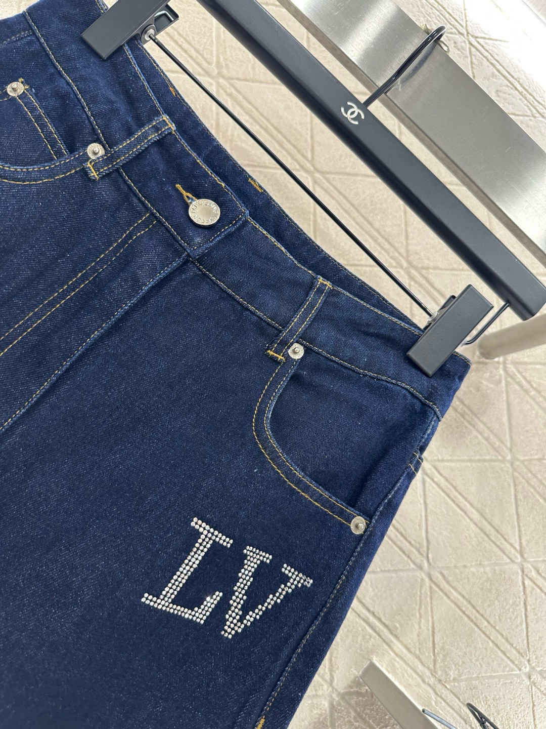 ♥louis Vuitto*♥2025新品上架 翻领烫钻牛仔衬衫长裤套装定制YB斜纹棉牛仔材质 多重水洗