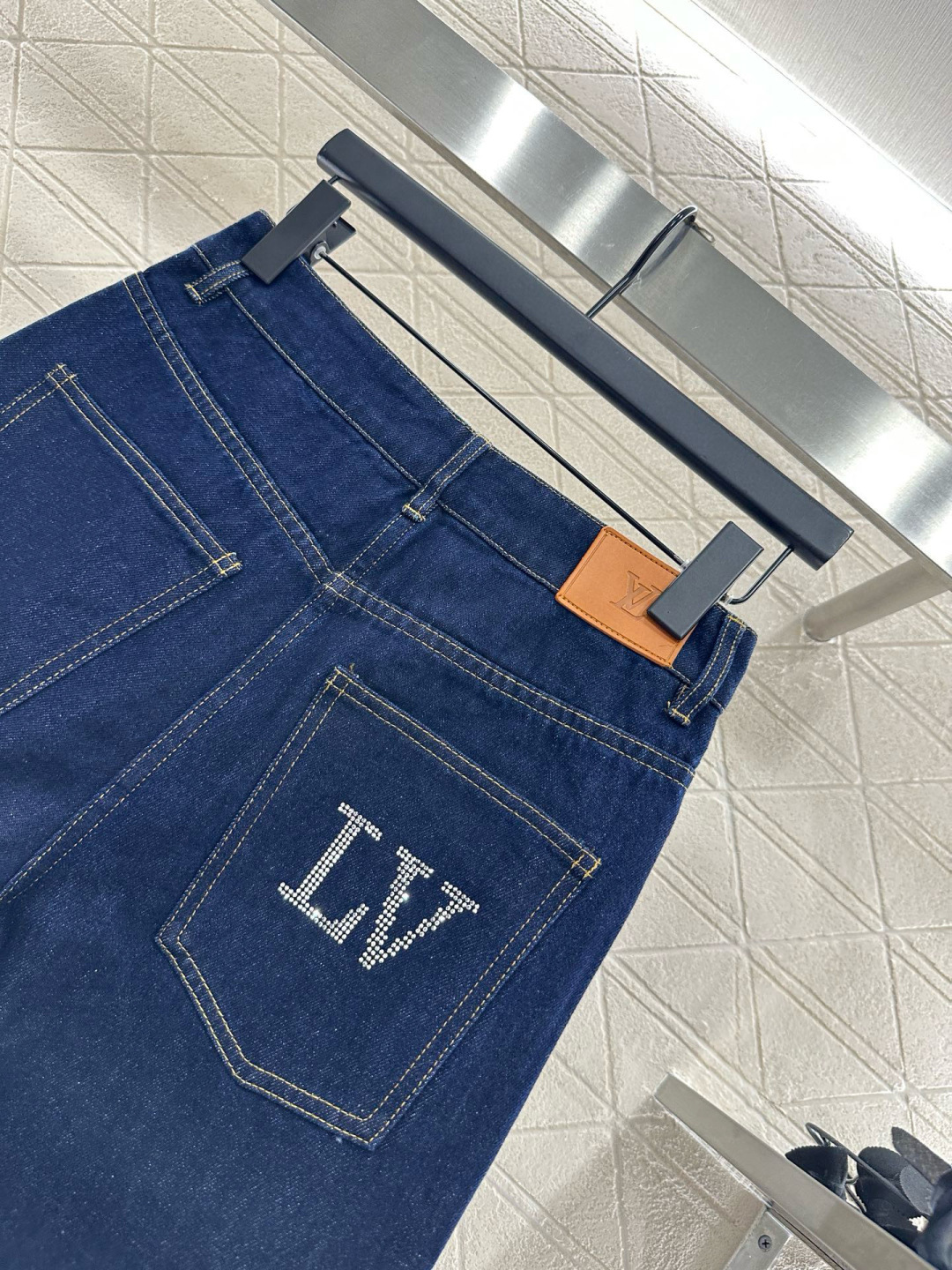 ♥louis Vuitto*♥2025新品上架 翻领烫钻牛仔衬衫长裤套装定制YB斜纹棉牛仔材质 多重水洗