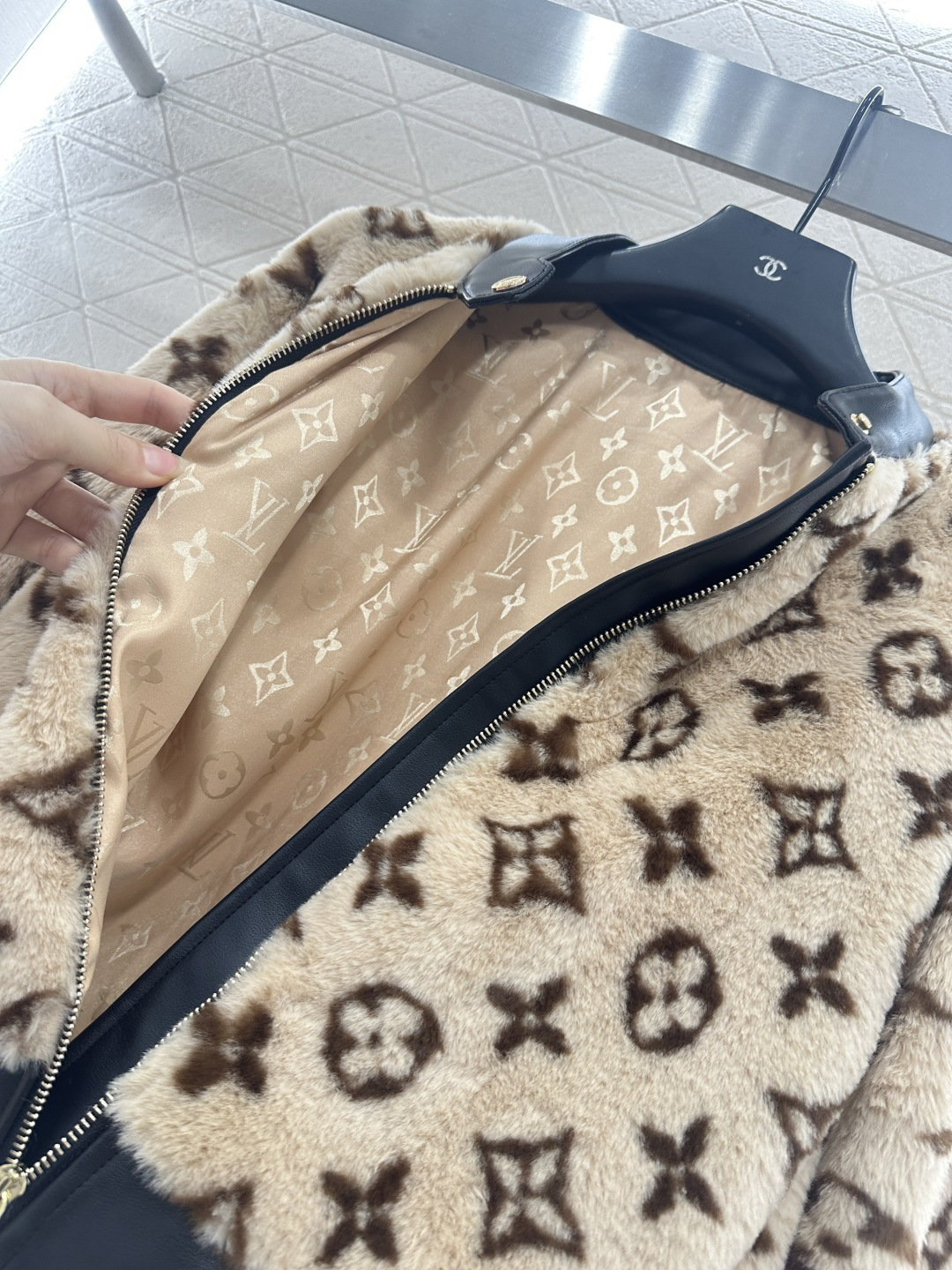 ♥Louis Vuitto*♥2025新品上架 泰迪羊羔毛夹克外套定制YB泰迪羊羔毛材质 成衣质感品相绝