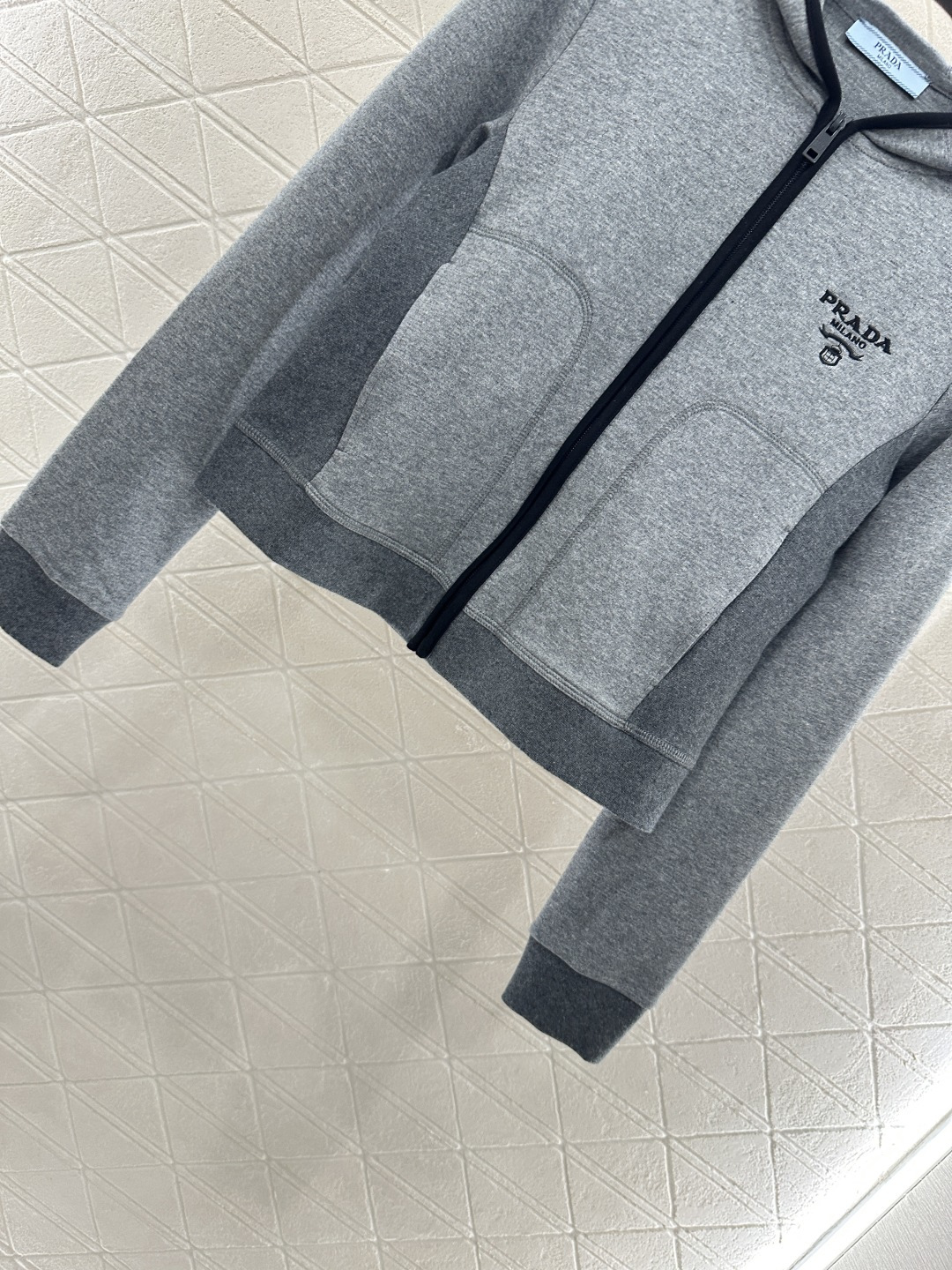 ♥Prad*♥2025新品上架 连帽休闲外套长裤套装定制YB进口材质 质感光泽 品相高级 常规连帽外套 