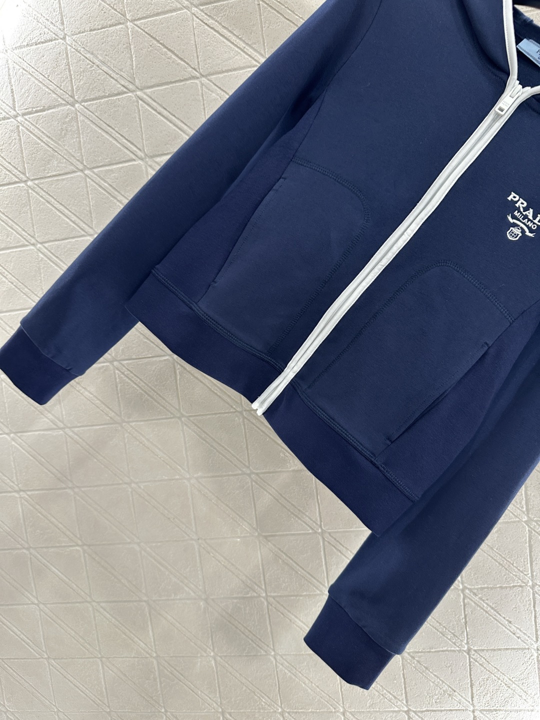 ♥Prad*♥2025新品上架 连帽休闲外套长裤套装定制YB进口材质 质感光泽 品相高级 常规连帽外套 
