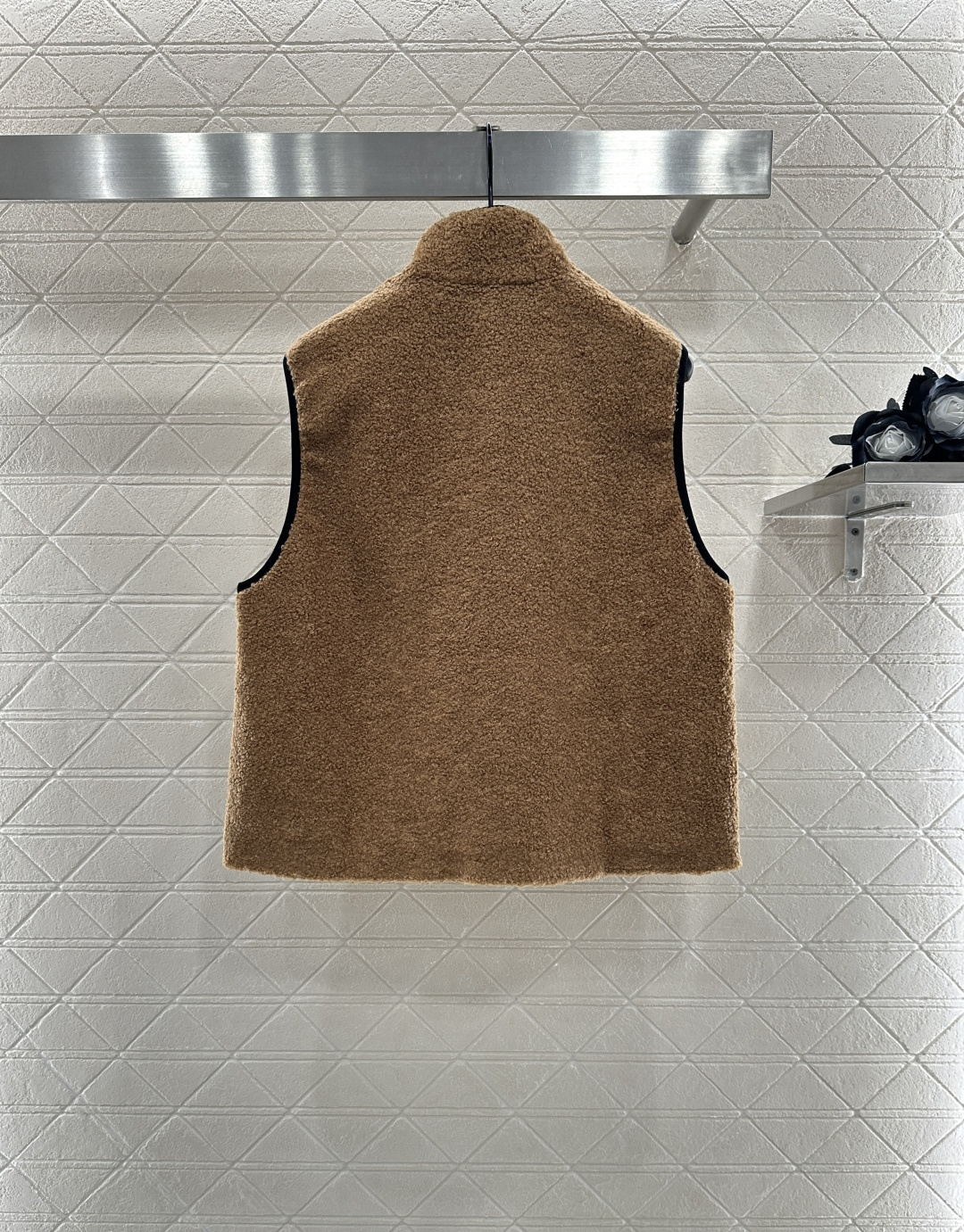 ♥Miumi♥2025新品上架 泰迪毛绒拉链马甲通体饰以泰迪毛绒材质 质感柔软舒适 时髦洋气 立领马甲剪