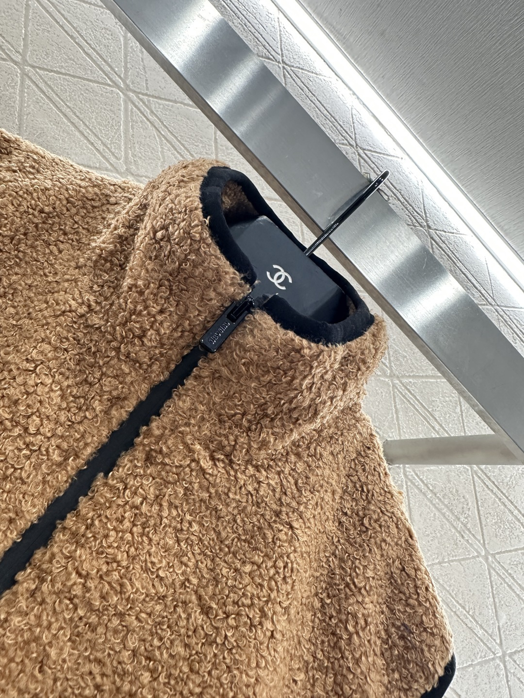 ♥Miumi♥2025新品上架 泰迪毛绒拉链马甲通体饰以泰迪毛绒材质 质感柔软舒适 时髦洋气 立领马甲剪