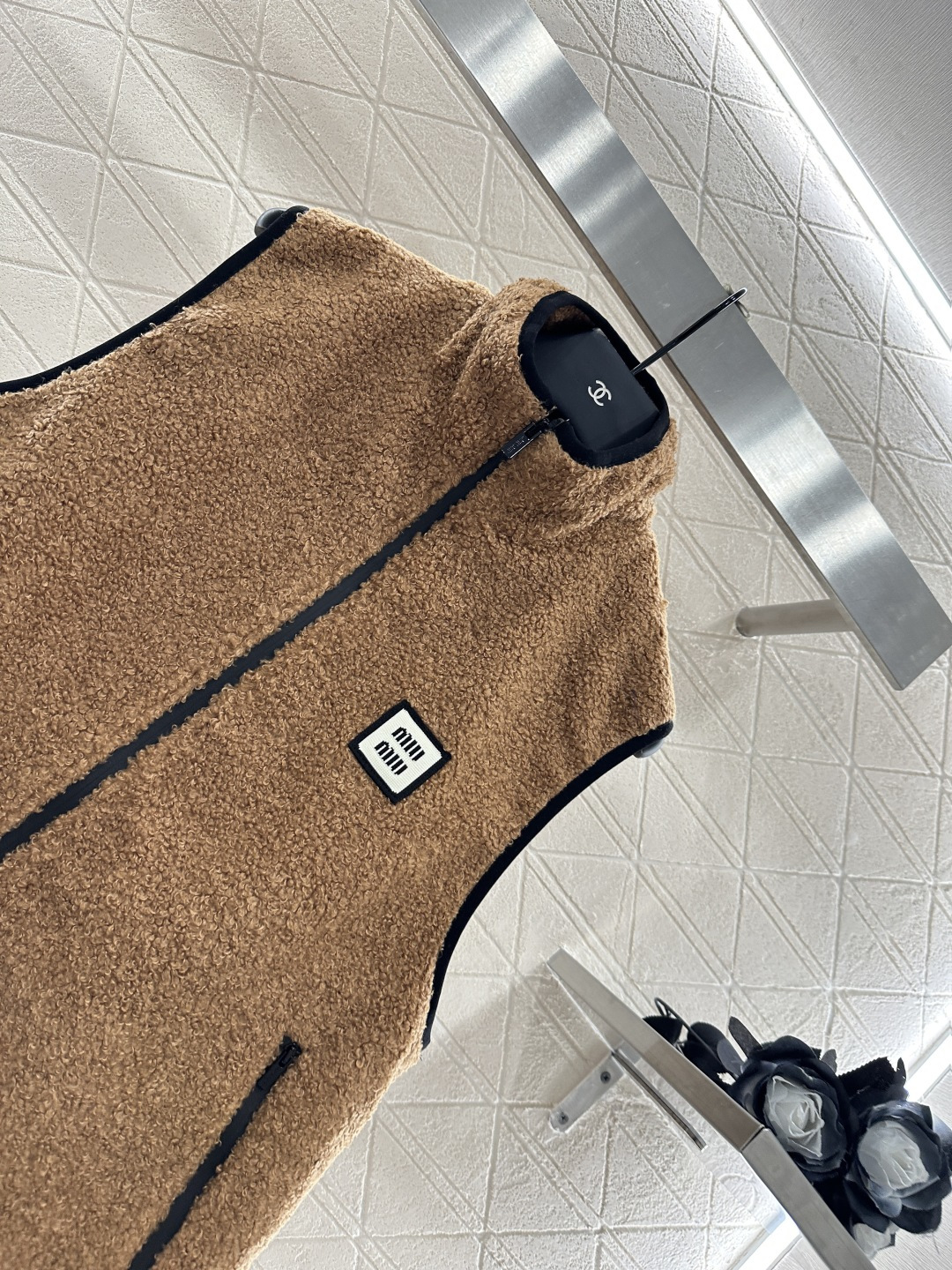 ♥Miumi♥2025新品上架 泰迪毛绒拉链马甲通体饰以泰迪毛绒材质 质感柔软舒适 时髦洋气 立领马甲剪