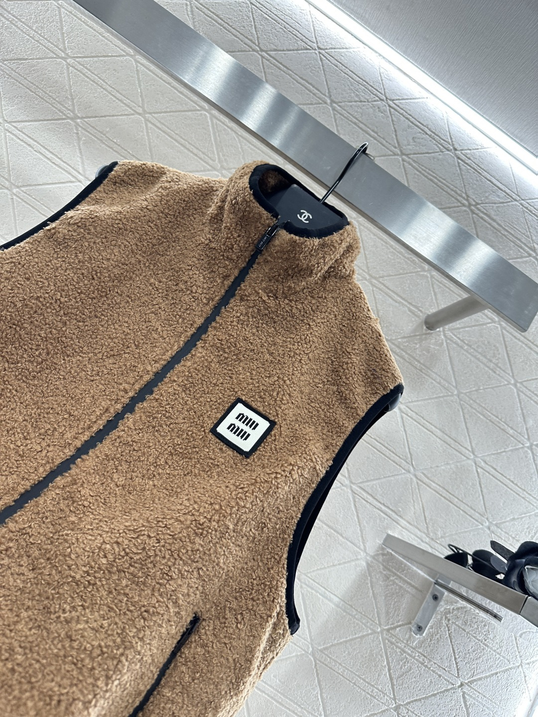 ♥Miumi♥2025新品上架 泰迪毛绒拉链马甲通体饰以泰迪毛绒材质 质感柔软舒适 时髦洋气 立领马甲剪