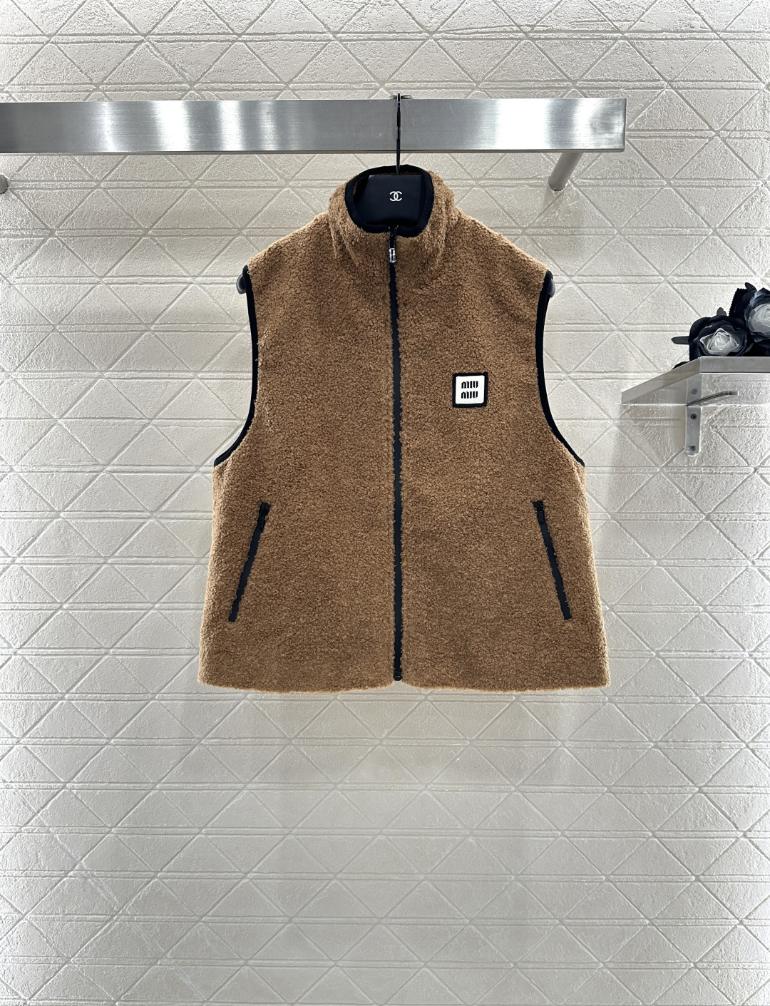 ♥Miumi♥2025新品上架 泰迪毛绒拉链马甲通体饰以泰迪毛绒材质 质感柔软舒适 时髦洋气 立领马甲剪