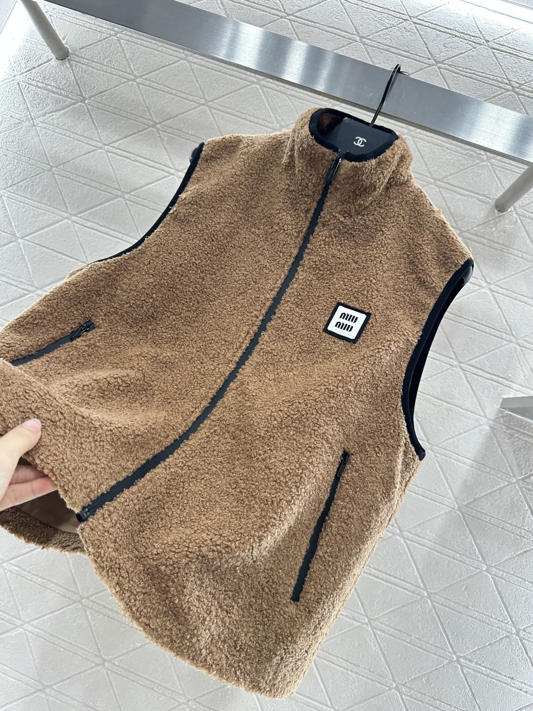 ♥Miumi♥2025新品上架 泰迪毛绒拉链马甲通体饰以泰迪毛绒材质 质感柔软舒适 时髦洋气 立领马甲剪