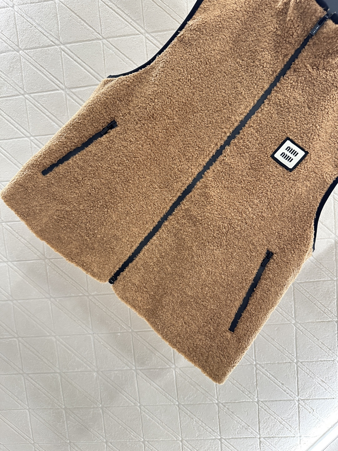 ♥Miumi♥2025新品上架 泰迪毛绒拉链马甲通体饰以泰迪毛绒材质 质感柔软舒适 时髦洋气 立领马甲剪