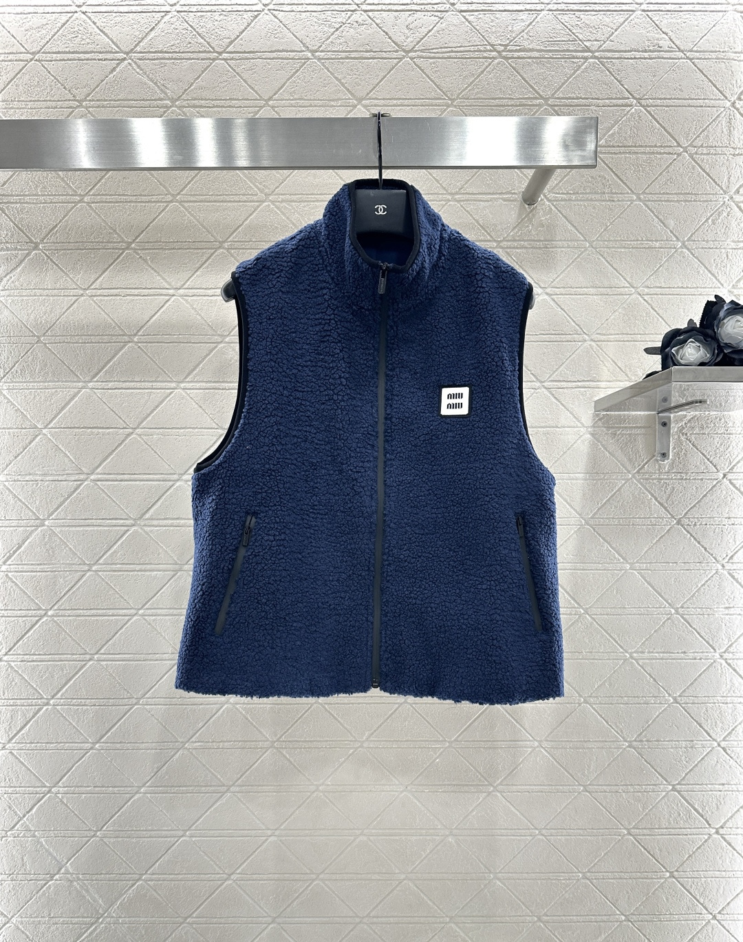 ♥Miumi♥2025新品上架 泰迪毛绒拉链马甲通体饰以泰迪毛绒材质 质感柔软舒适 时髦洋气 立领马甲剪