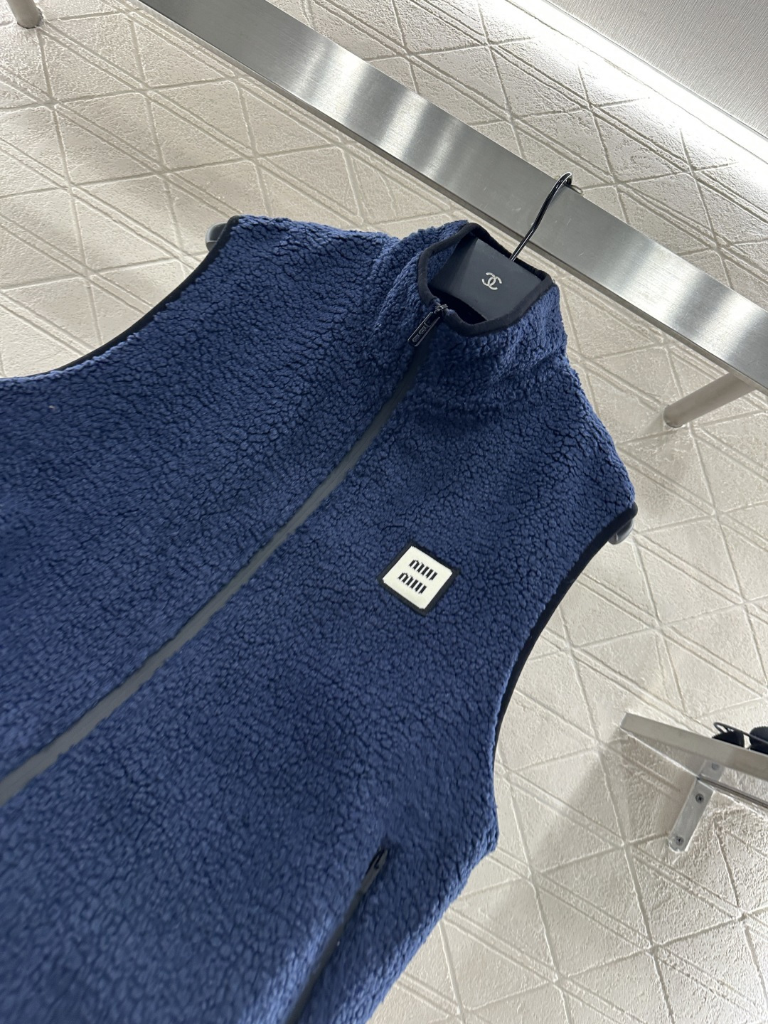 ♥Miumi♥2025新品上架 泰迪毛绒拉链马甲通体饰以泰迪毛绒材质 质感柔软舒适 时髦洋气 立领马甲剪