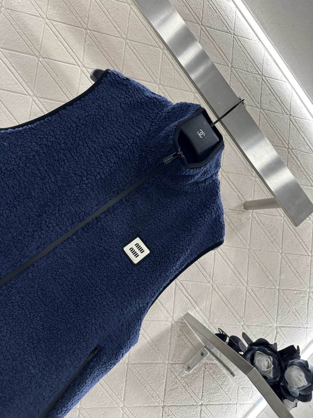 ♥Miumi♥2025新品上架 泰迪毛绒拉链马甲通体饰以泰迪毛绒材质 质感柔软舒适 时髦洋气 立领马甲剪