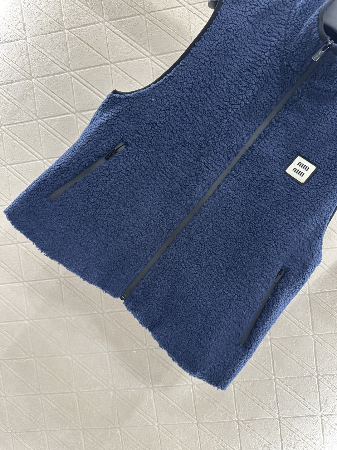 ♥Miumi♥2025新品上架 泰迪毛绒拉链马甲通体饰以泰迪毛绒材质 质感柔软舒适 时髦洋气 立领马甲剪