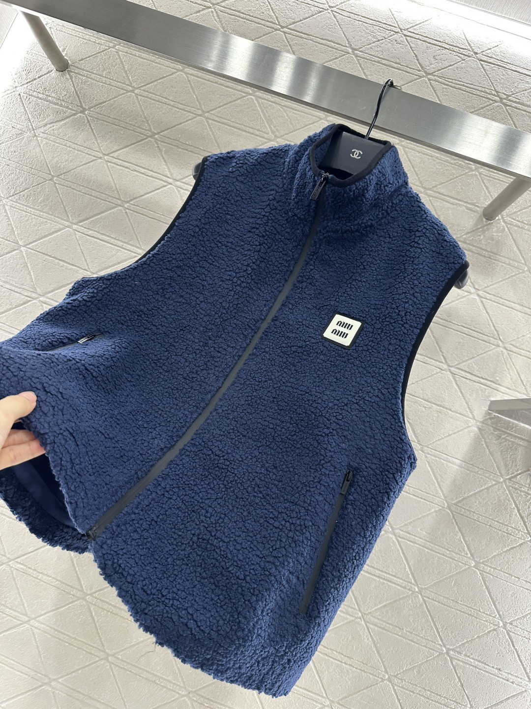 ♥Miumi♥2025新品上架 泰迪毛绒拉链马甲通体饰以泰迪毛绒材质 质感柔软舒适 时髦洋气 立领马甲剪