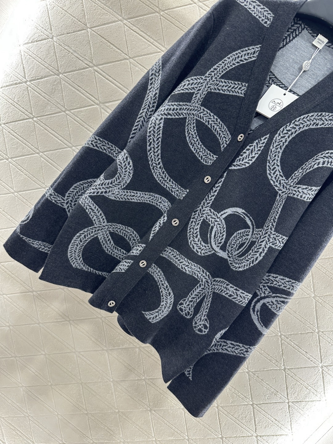 ♥Herme*♥2025新品上架 撞色带链扣针织开衫定制YB羊毛纱线织造 密度细针织造 清晰毛感肌理 舒