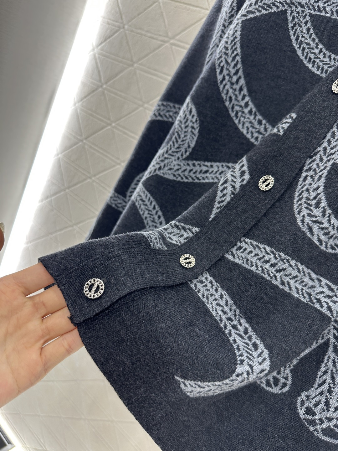 ♥Herme*♥2025新品上架 撞色带链扣针织开衫定制YB羊毛纱线织造 密度细针织造 清晰毛感肌理 舒