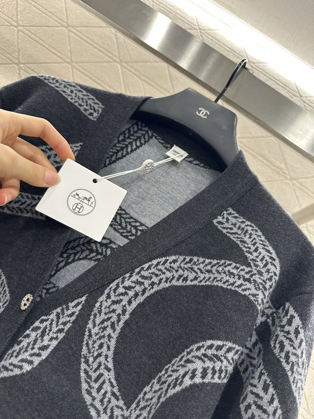 ♥Herme*♥2025新品上架 撞色带链扣针织开衫定制YB羊毛纱线织造 密度细针织造 清晰毛感肌理 舒