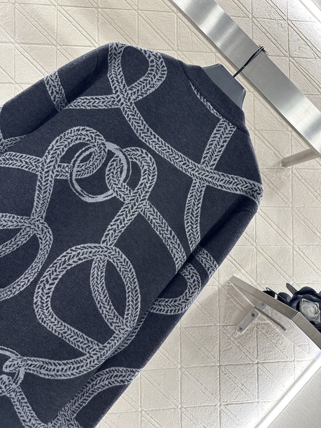 ♥Herme*♥2025新品上架 撞色带链扣针织开衫定制YB羊毛纱线织造 密度细针织造 清晰毛感肌理 舒