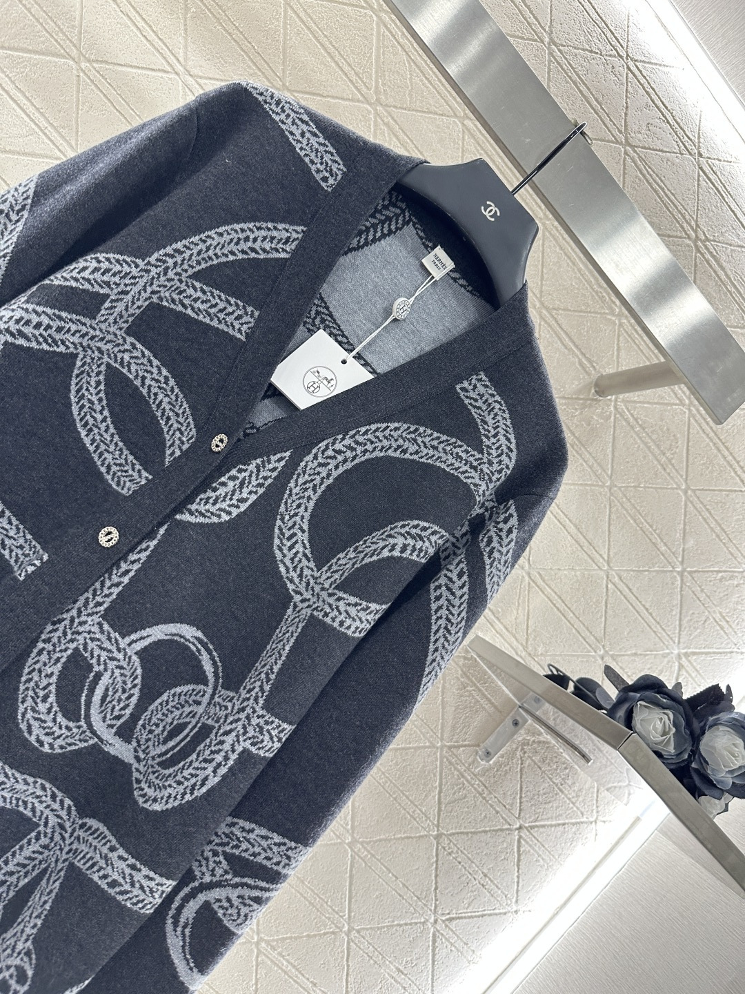 ♥Herme*♥2025新品上架 撞色带链扣针织开衫定制YB羊毛纱线织造 密度细针织造 清晰毛感肌理 舒