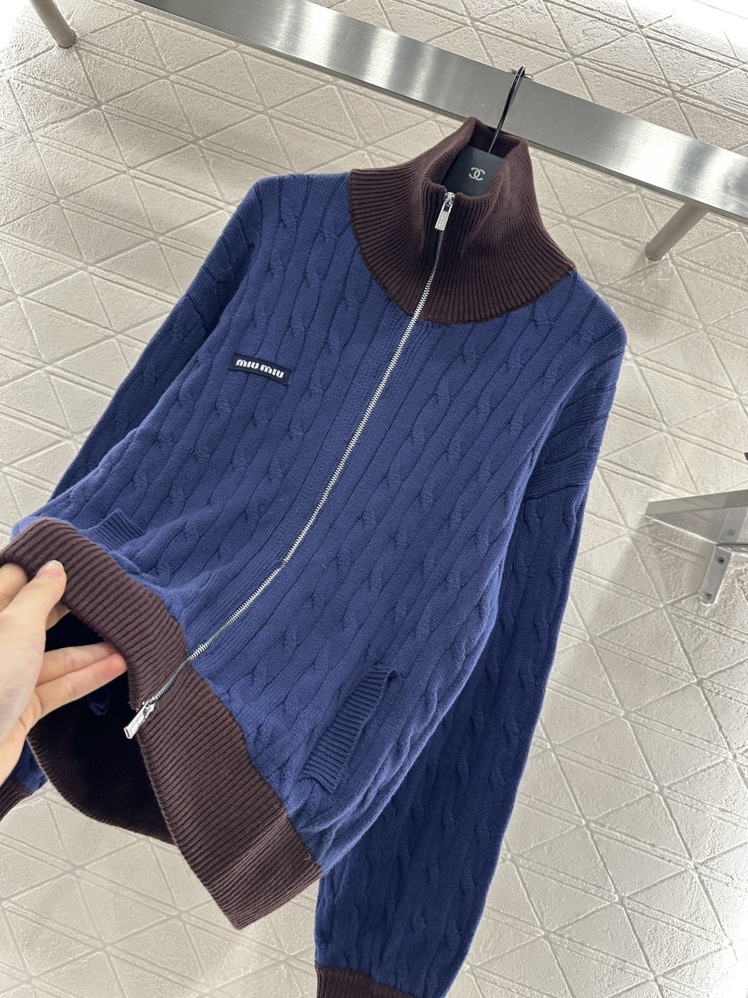 ♥Miumi*♥2025新品上架 棒球麻花针织外套定制YB羊毛纱线织造 质感高级 品相十足 常规针织拉链