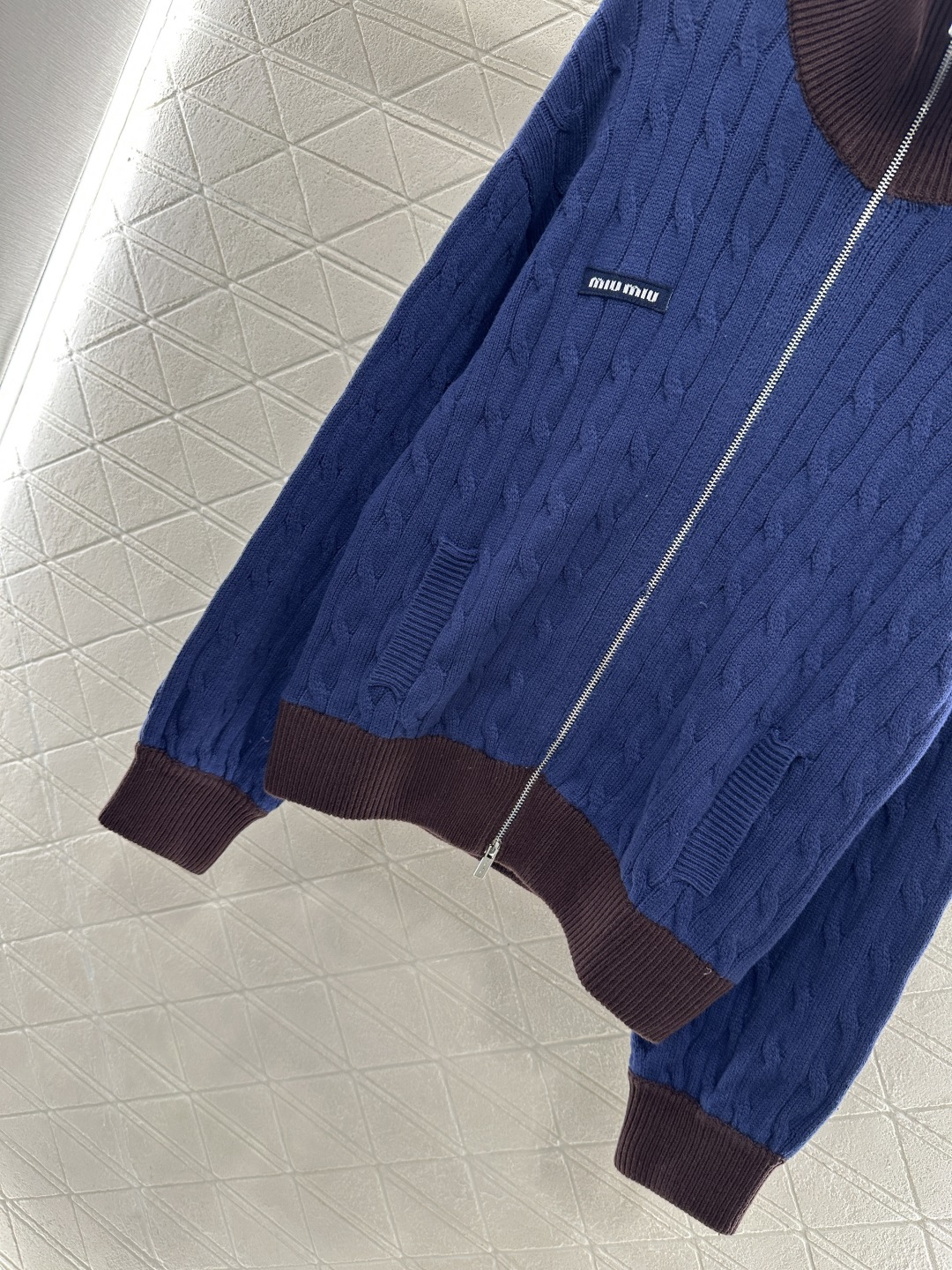 ♥Miumi*♥2025新品上架 棒球麻花针织外套定制YB羊毛纱线织造 质感高级 品相十足 常规针织拉链