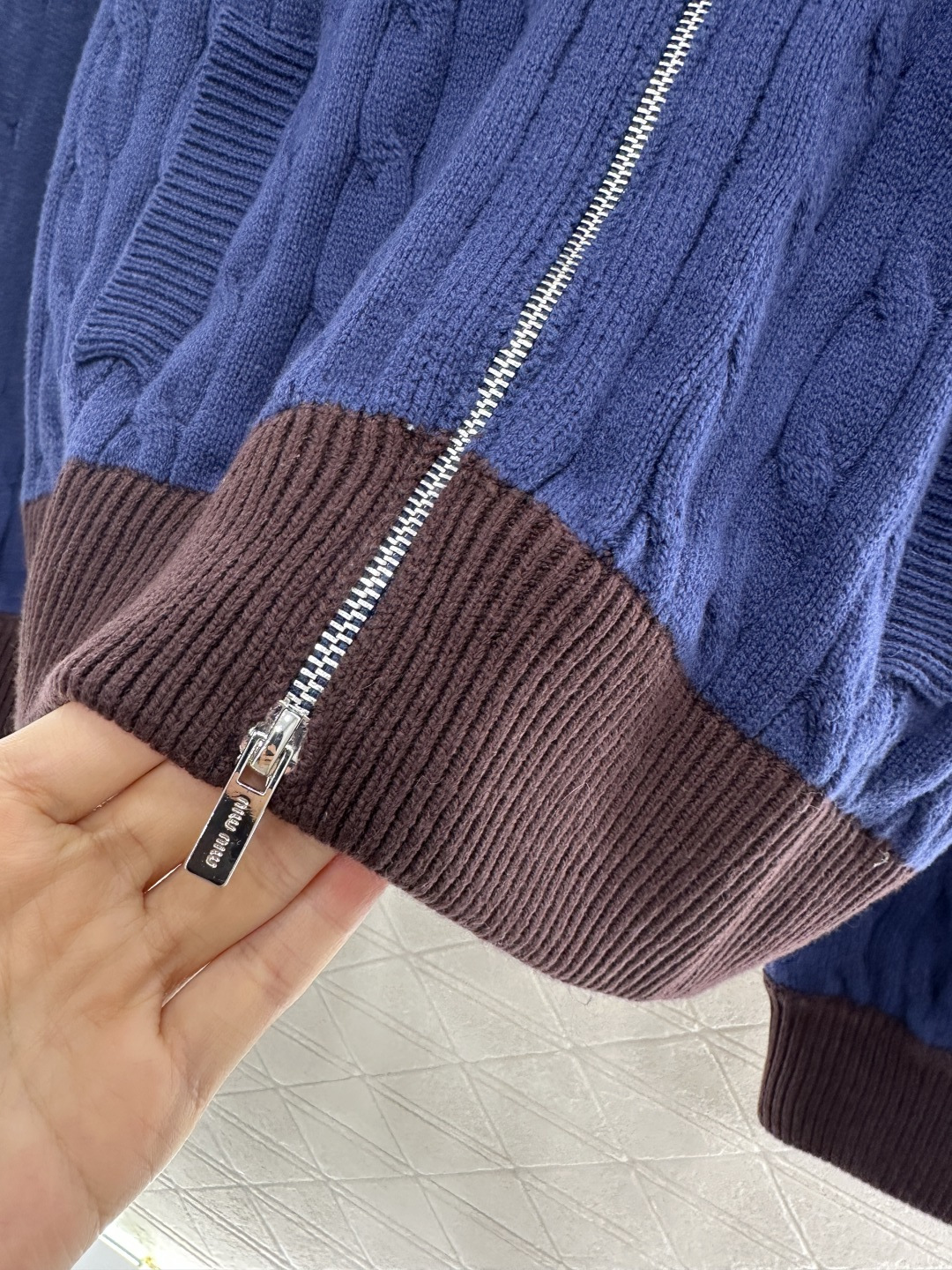 ♥Miumi*♥2025新品上架 棒球麻花针织外套定制YB羊毛纱线织造 质感高级 品相十足 常规针织拉链