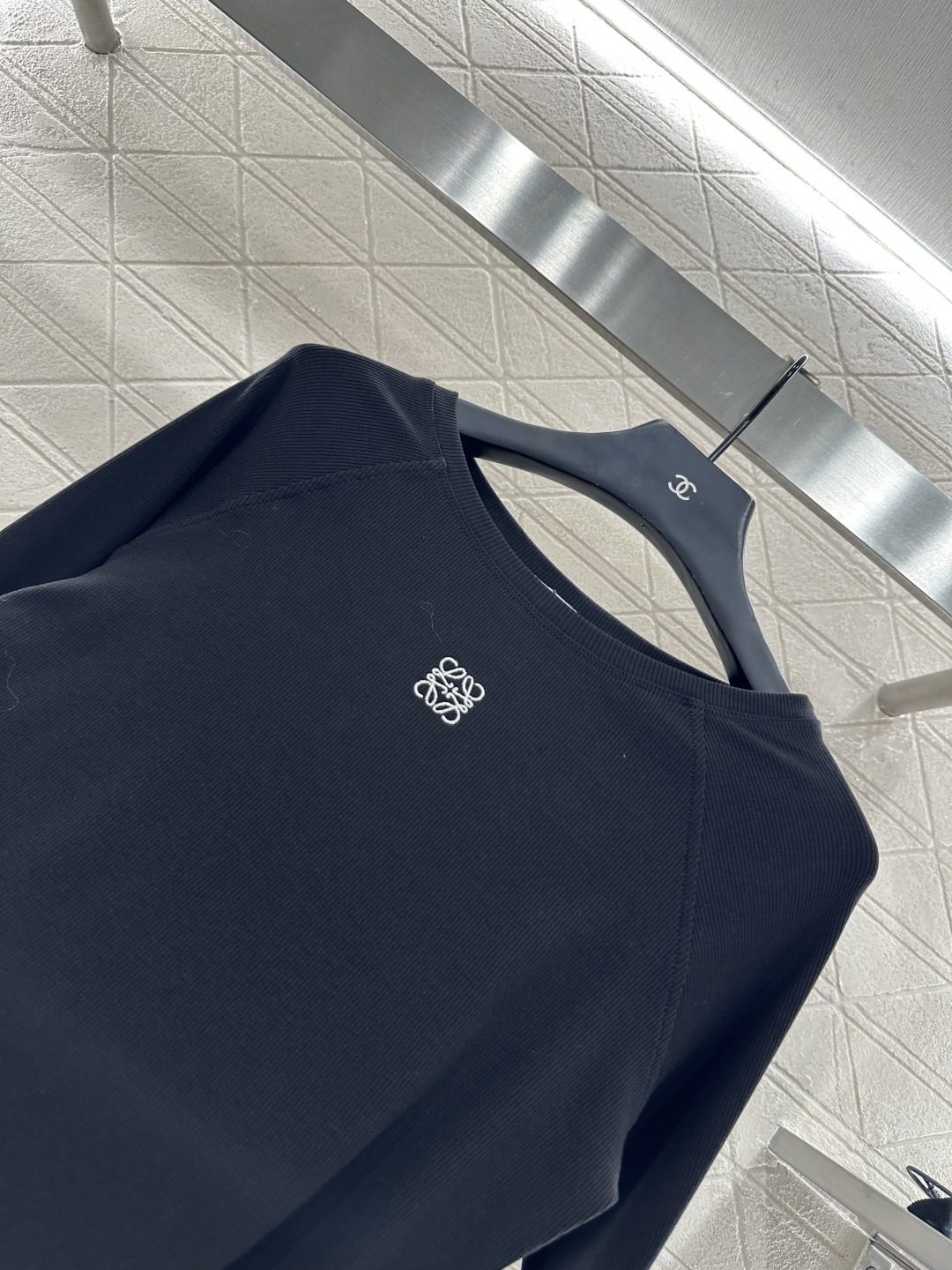 ♥Loew*♥2025新品上架 修身图腾打底衫定制YB进口天丝棉材质 质感舒适 弹力十足 修身圆领打底裁