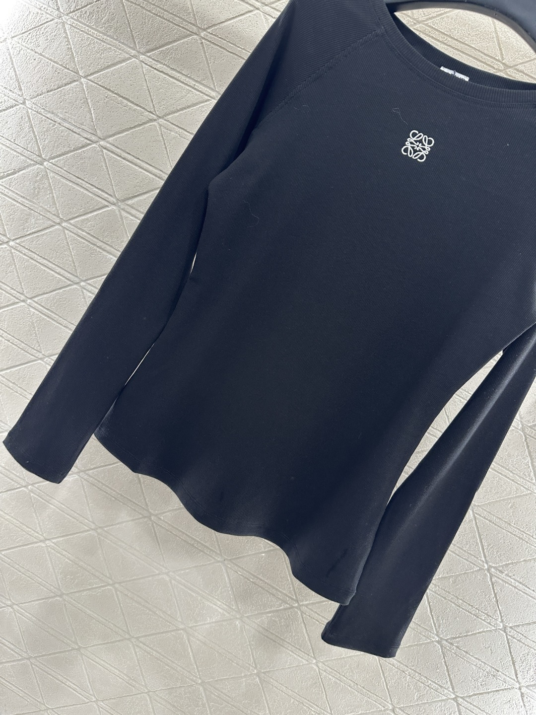 ♥Loew*♥2025新品上架 修身图腾打底衫定制YB进口天丝棉材质 质感舒适 弹力十足 修身圆领打底裁