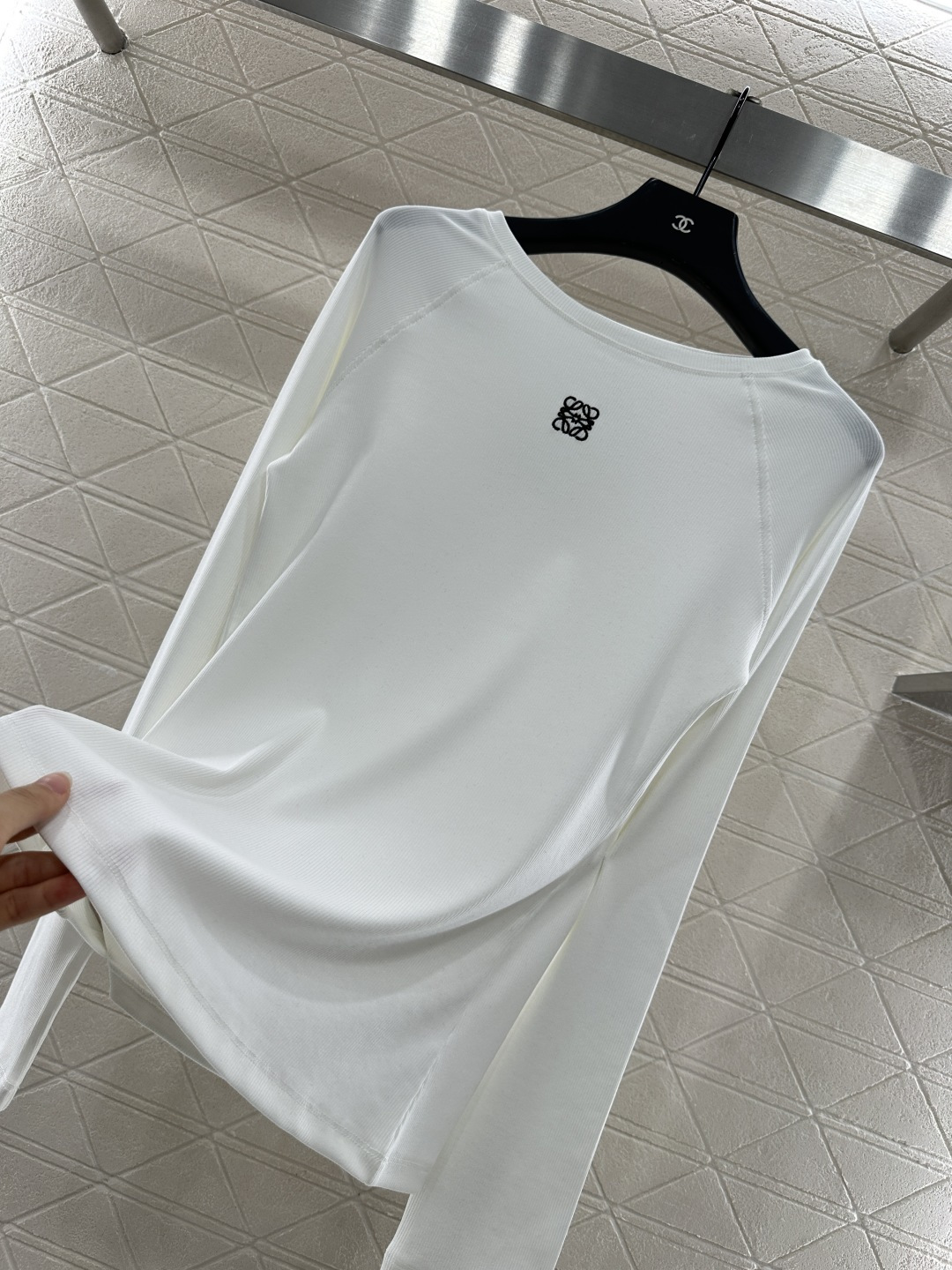 ♥Loew*♥2025新品上架 修身图腾打底衫定制YB进口天丝棉材质 质感舒适 弹力十足 修身圆领打底裁