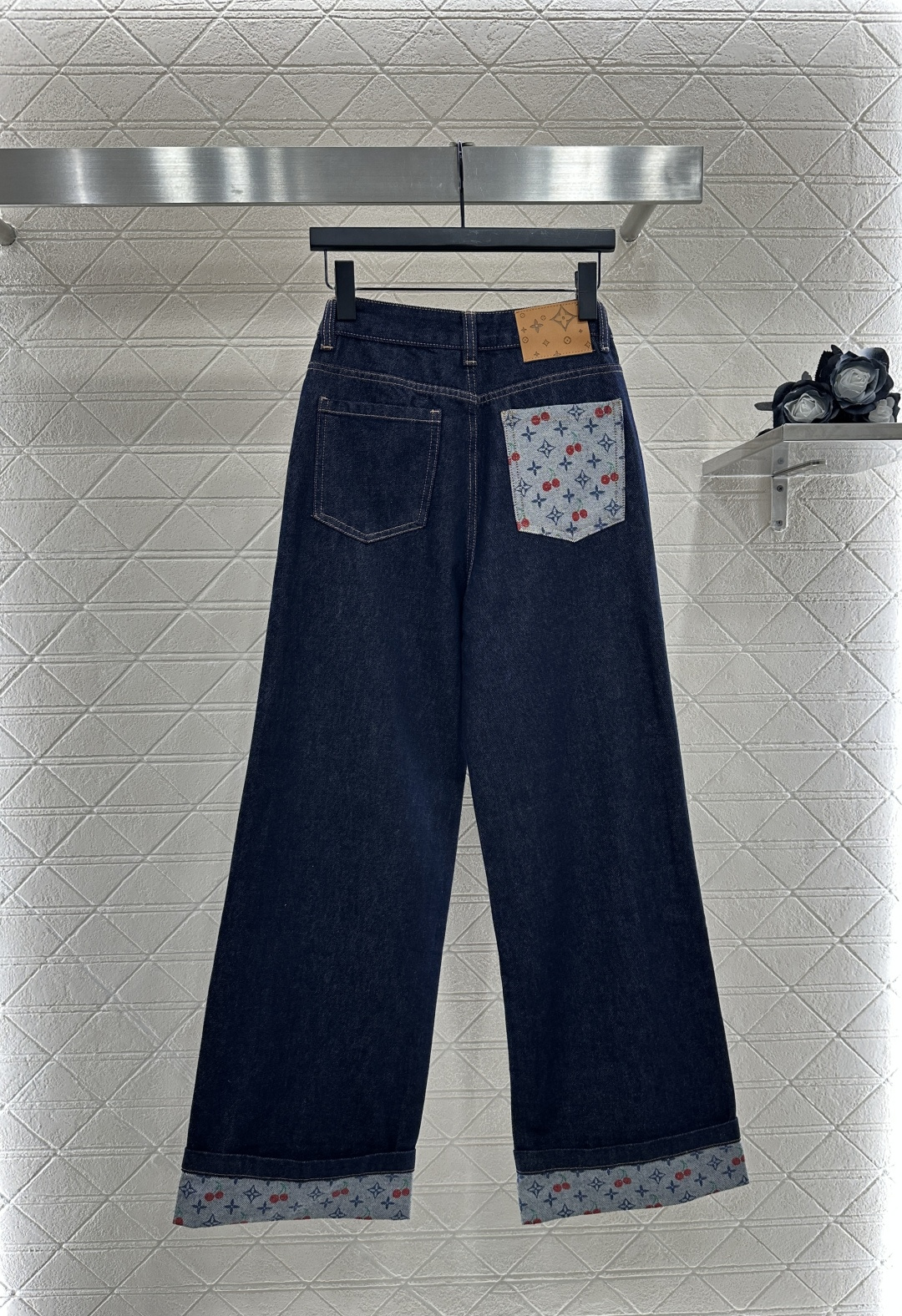 ♥Louis Vuitto*♥2025新品上架 樱桃印花牛仔长裤定制YB斜纹棉牛仔面料 透气性佳 柔软亲