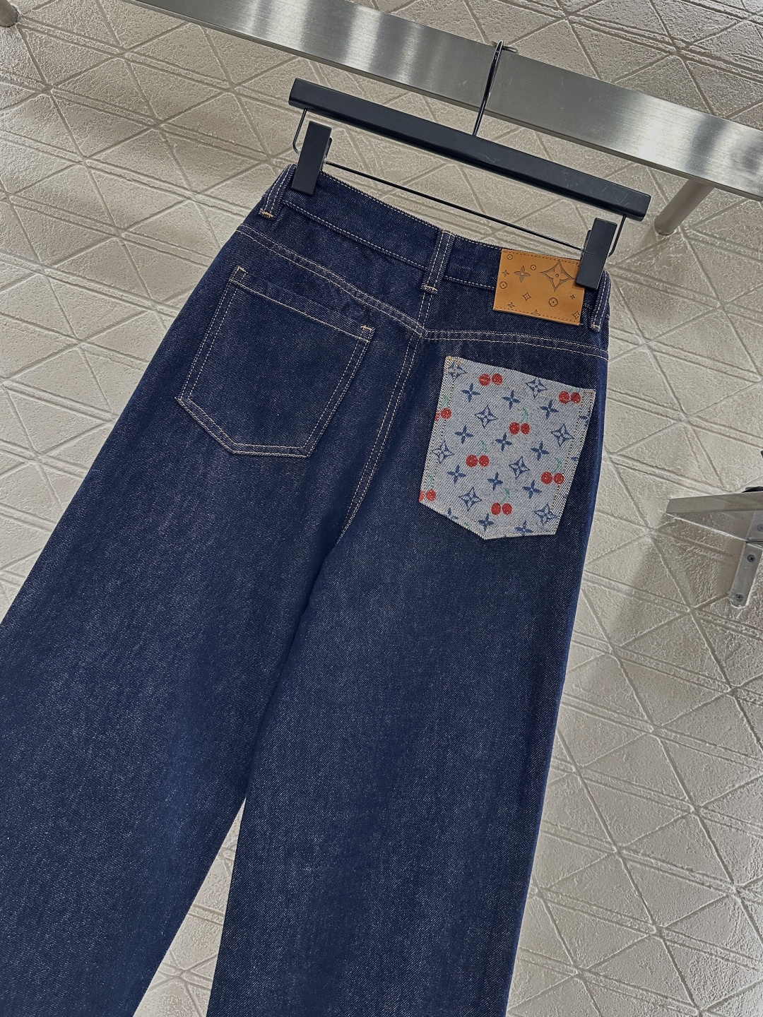 ♥Louis Vuitto*♥2025新品上架 樱桃印花牛仔长裤定制YB斜纹棉牛仔面料 透气性佳 柔软亲