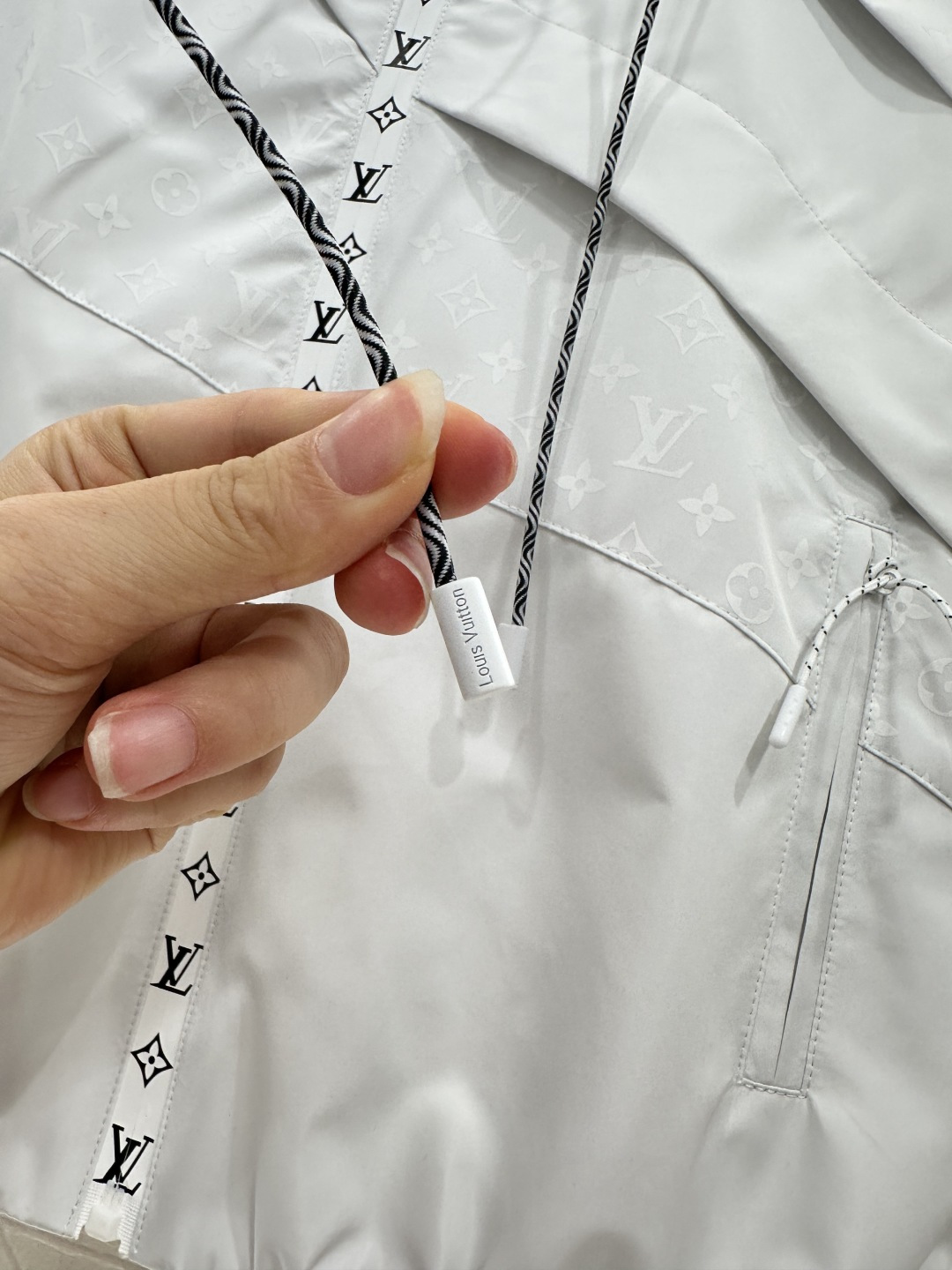 ♥Louis Vuitto*♥2025新品上架 连帽提花冲锋夹克定制YB进口加厚冲锋尼龙材质 透气舒适 