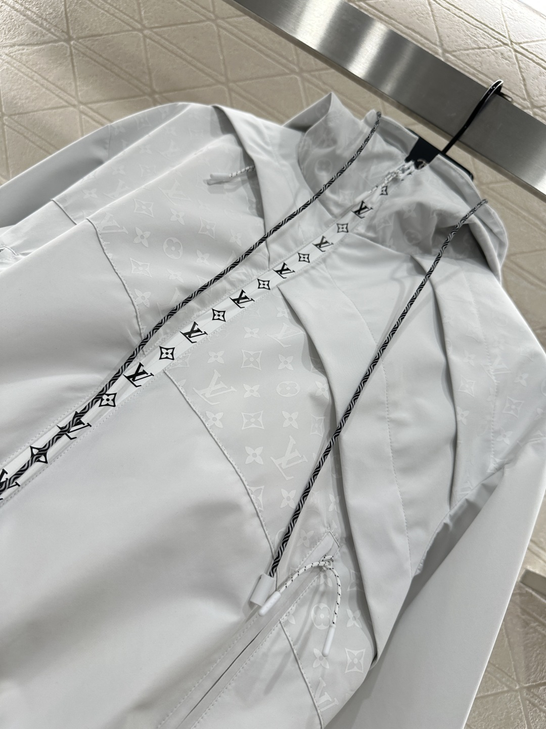 ♥Louis Vuitto*♥2025新品上架 连帽提花冲锋夹克定制YB进口加厚冲锋尼龙材质 透气舒适 