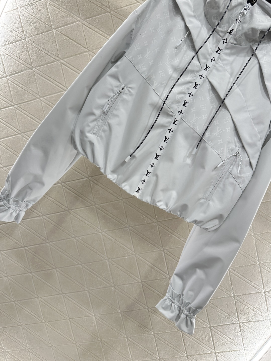♥Louis Vuitto*♥2025新品上架 连帽提花冲锋夹克定制YB进口加厚冲锋尼龙材质 透气舒适 
