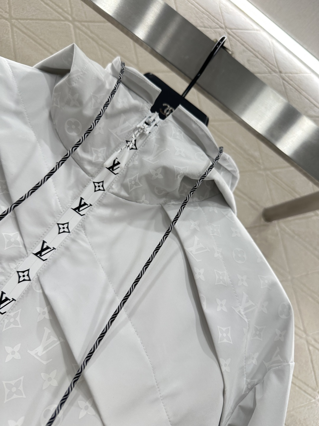 ♥Louis Vuitto*♥2025新品上架 连帽提花冲锋夹克定制YB进口加厚冲锋尼龙材质 透气舒适 