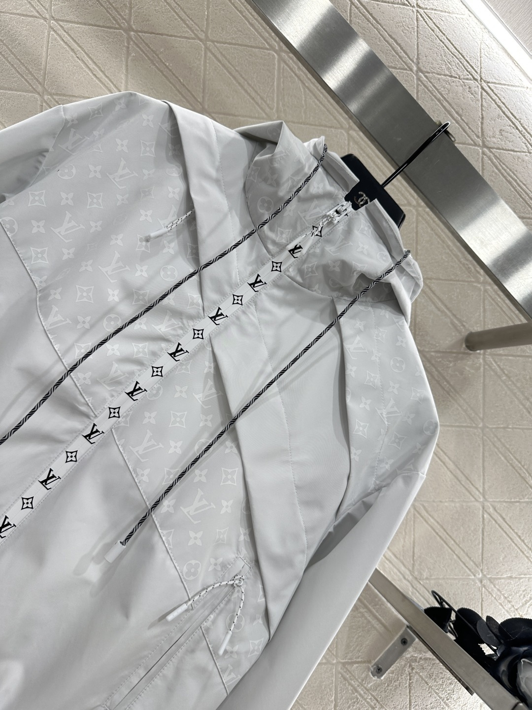 ♥Louis Vuitto*♥2025新品上架 连帽提花冲锋夹克定制YB进口加厚冲锋尼龙材质 透气舒适 