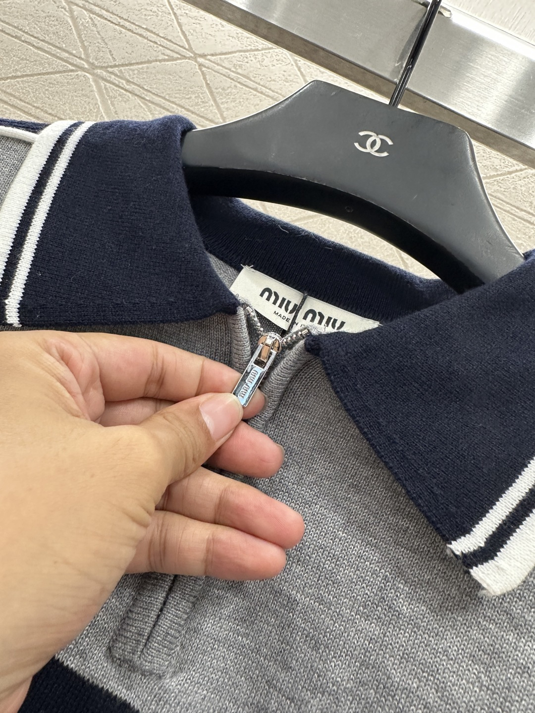 ♥Miumi*♥2025新品上架 翻领针织长袖定制YB羊毛纱线织造 柔软舒适 洋气显瘦 翻领𝑝𝑜𝑙𝑜长袖