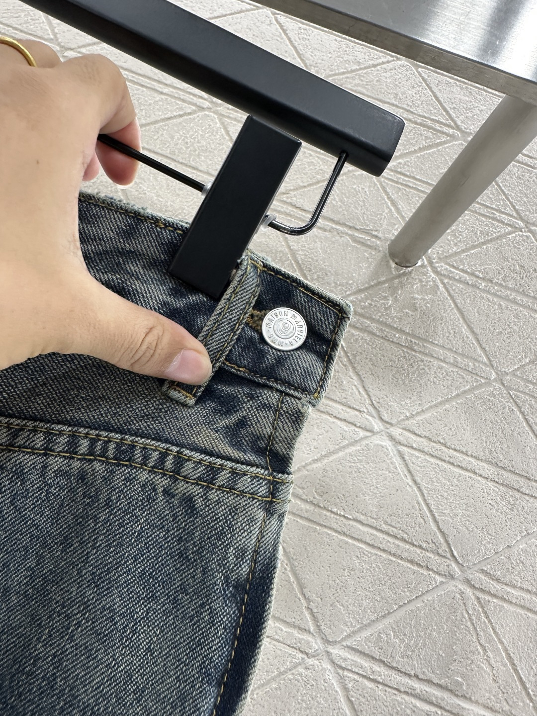 ♥MM6*♥2025新品上架 晕染口袋弯刀牛仔裤定制YB斜纹棉牛仔材质 面料柔软舒适 透气性好 反复酵素